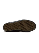 Load image into Gallery viewer, Vans &quot;Chukka&quot; // Mono Black
